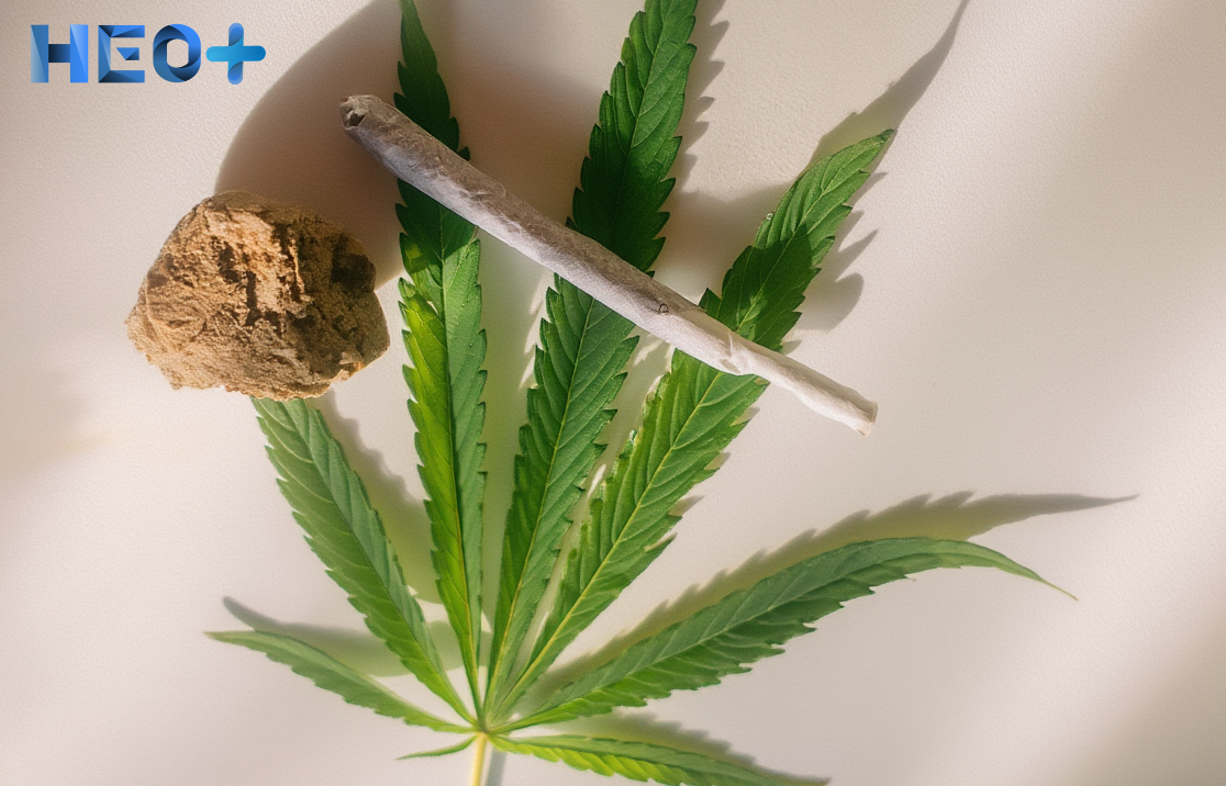 Марихуана и косяк на столе